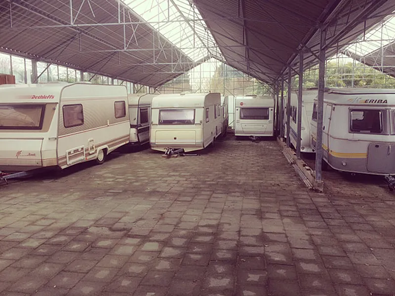 caravans-in-stalling-opgesteld